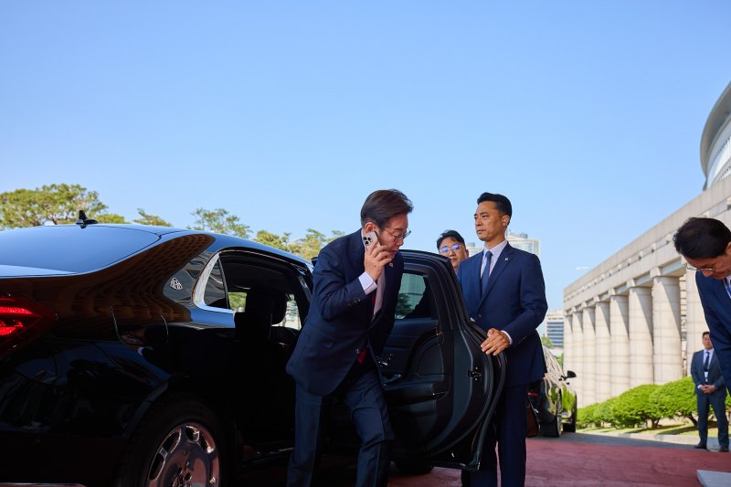 이재명 대통령이 5일 서울 용산구 대통령실 청사로 출근하고 있다. (대통령실 제공. 재판매 및 DB 금지) 2025.6.5/뉴스1