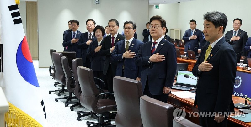 이재명 대통령, 국무회의 국민의례 (출처=연합뉴스)