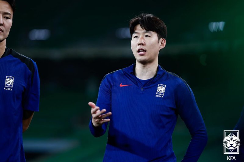 [서울=뉴시스] 2026 FIFA 북중미 월드컵 3차 예선 이라크와의 경기를 앞둔 축구대표팀 손흥민이 4일(현지 시간) 이라크 바스라국제경기장에서 훈련에 앞서 발언하고 있다. (사진=대한축구협회 제공) 2025.06.05. photo@newsis.com *재판매 및 DB 금지