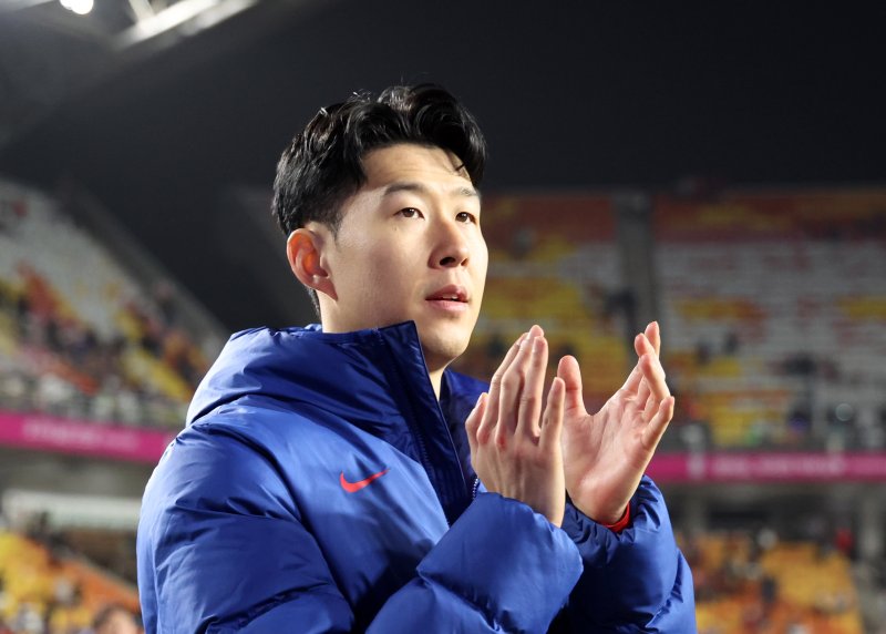 [수원=뉴시스] 김명년 기자 = 25일 경기 수원시 수원월드컵경기장에서 열린 2026 국제축구연맹(FIFA) 북중미 월드컵 아시아 지역 3차 예선 B조 8차전 대한민국과 요르단의 경기, 1-1 무승부로 경기를 마친 대한민국 손흥민이 팬들에게 인사하고 있다. 2025.03.25. kmn@newsis.com