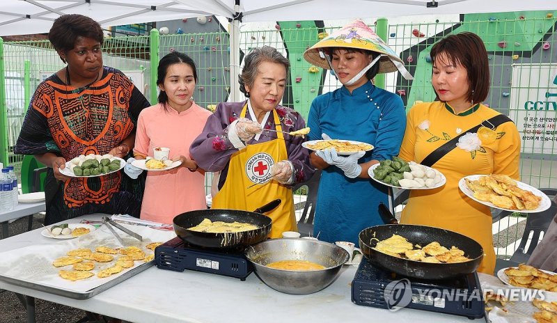대한적십자사, 다문화가족과 함께하는 '다같이학교 한가위축제' (출처=연합뉴스)