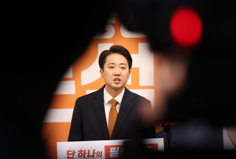 [서울=뉴시스] 조성봉 기자 = 이준석 개혁신당 대선후보가 29일 오전 서울 여의도 국회에서 열린 TV토론 당시 여성 신체 부위 언급에 대한 입장과 이재명 더불어민주당 후보 아들 의혹에 대한 긴급 기자회견에서 취재진의 질문에 답변하고 있다. 2025.05.29. suncho21@newsis.com