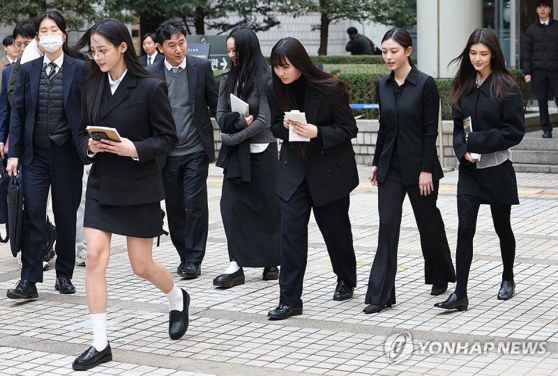 법원 청사 나서는 뉴진스(NJZ) (출처=연합뉴스)