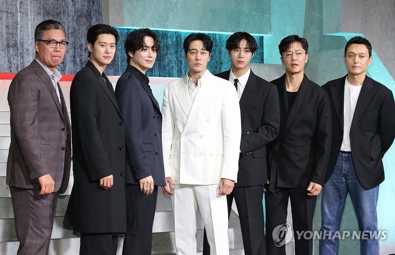 포즈 취하는 '광장' 감독과 출연진 (출처=연합뉴스)