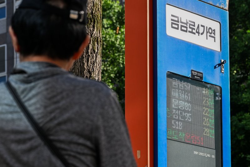 [광주=뉴시스] 이영주 기자 = 광주지역 시내버스 노조가 파업에 나선 5일 오전 광주 동구 시내버스 정류장 금남로4가역에 설치된 버스 도착 알림 전광판에서 시내버스 도착 시간이 표출되고 있다. 2025.06.05. leeyj2578@newsis.com