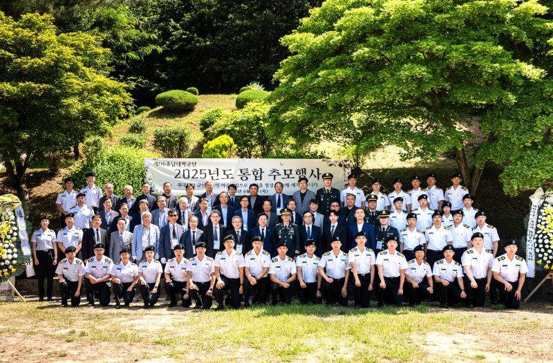 충남대 학군단이 학군단 내 권영주 중위 동상 앞에서 ‘2025년 통합 추모행사’를 거행했다. (충남대 제공.재판매 및 DB금지)/뉴스1