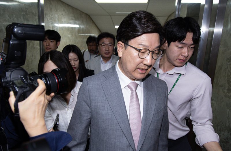 권성동 국민의힘 원내대표가 5일 오전 서울 여의도 국회에서 열린 의원총회에서 사퇴 의사를 밝힌 후 회의장을 나서고 있다. 2025.6.5/뉴스1 ⓒ News1 이재명 기자