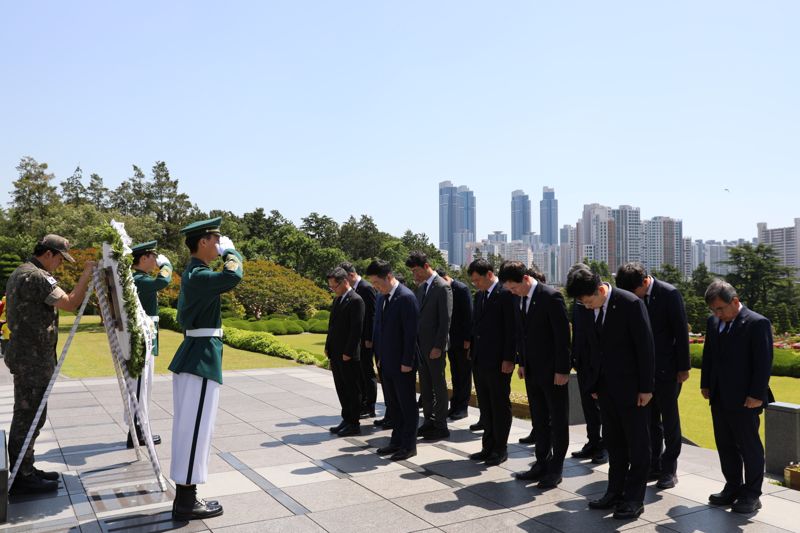 이동운 부산지방국세청장, 재한유엔기념공원 참배