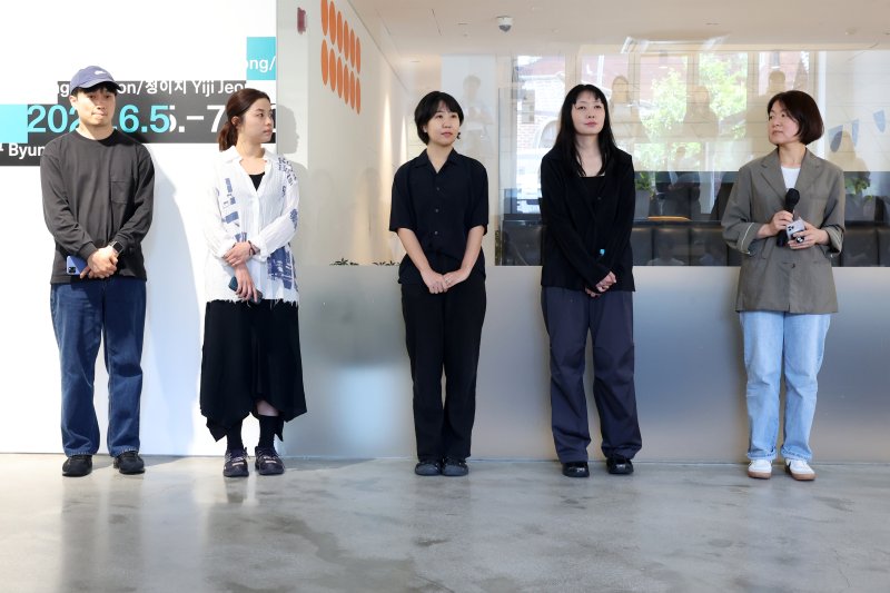 [서울=뉴시스] 박진희 기자 = 국제갤러리는 그룹전 'Next Painting: As We Are' 큐레이터 이성휘(오른쪽부터), 참여작가 고등어, 정이지, 김세은, 전병구가 5일 서울 종로구 국제갤러리에서 기자간담회를 하고 있다. 2025.06.05. pak7130@newsis.com