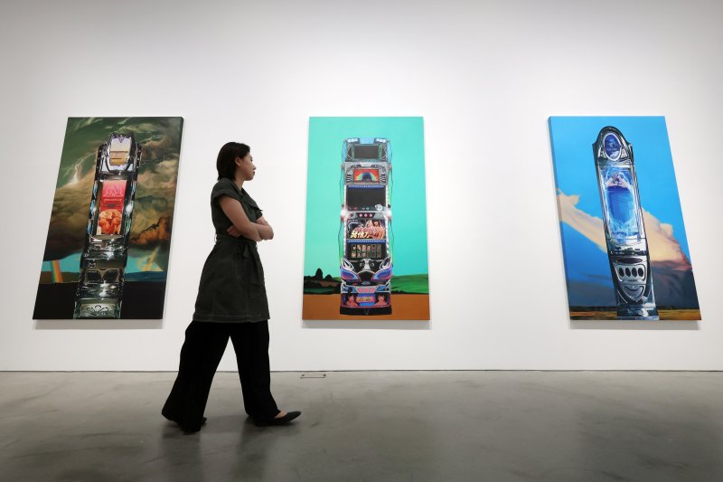 [서울=뉴시스] 박진희 기자 = 국제갤러리는 그룹전 'Next Painting: As We Are'. 유신애 작가의 작품. 〈Innovation in Exploitation〉 전경. 2025.06.05. pak7130@newsis.com