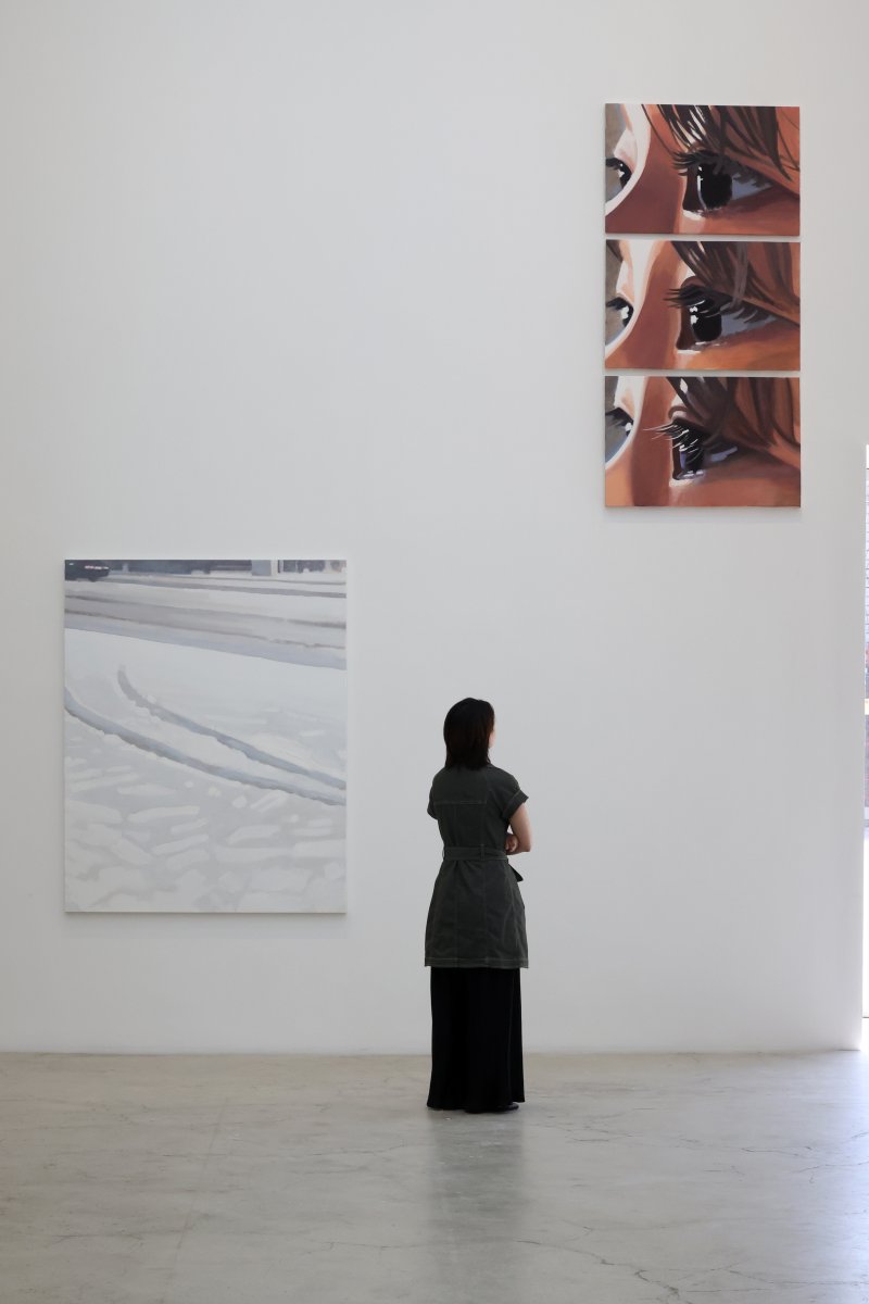 [서울=뉴시스] 박진희 기자 = 국제갤러리는 그룹전 'Next Painting: As We Are' 기자간담회를 5일 서울 종로구 국제갤러리에서 갖고 작가 정이지의 작품을 선보이고 있다. 이번 전시는 디지털 네이티브 작가 6인(고등어, 김세은, 유신애, 이은새, 전병구, 정이지)이 속도감과 몰입감을 요구하는 동시대의 이미지를 민감하게 포착하여 가장 오래된 매체인 회화의 물질성과 역사성에 대해 각기 다른 관점으로 해석한 작품을 선보인다. 2025.06.05. pak7130@newsis.com