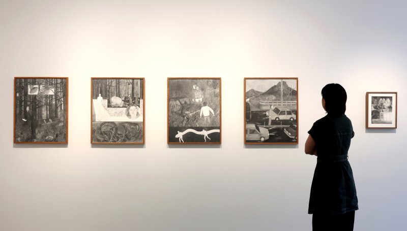 [서울=뉴시스] 박진희 기자 = 국제갤러리는 그룹전 'Next Painting: As We Are' 기자간담회를 5일 서울 종로구 국제갤러리에서 갖고 작가 고등어의 작품을 선보이고 있다. 이번 전시는 디지털 네이티브 작가 6인(고등어, 김세은, 유신애, 이은새, 전병구, 정이지)이 속도감과 몰입감을 요구하는 동시대의 이미지를 민감하게 포착하여 가장 오래된 매체인 회화의 물질성과 역사성에 대해 각기 다른 관점으로 해석한 작품을 선보인다. 2025.06.05. pak7130@newsis.com