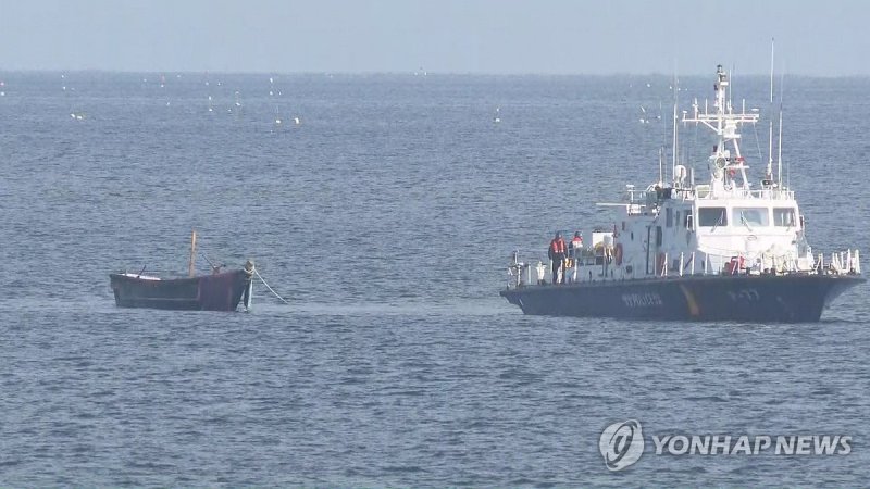 예인되는 북한 소형 목선 (출처=연합뉴스)