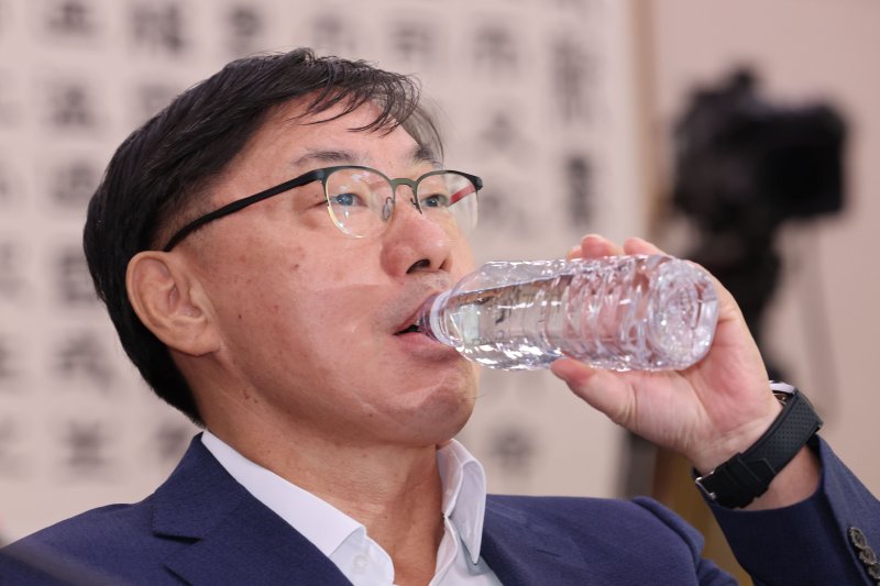 [서울=뉴시스] 권창회 기자 = 이화영 전 경기도 평화부지사가 2일 오전 서울 여의도 국회에서 열린 법제사법위원회에서 열린 박상용 수원지검 부부장검사 탄핵소추사건 조사 청문회에 출석해 물을 마시고 있다. 2024.10.02. kch0523@newsis.com