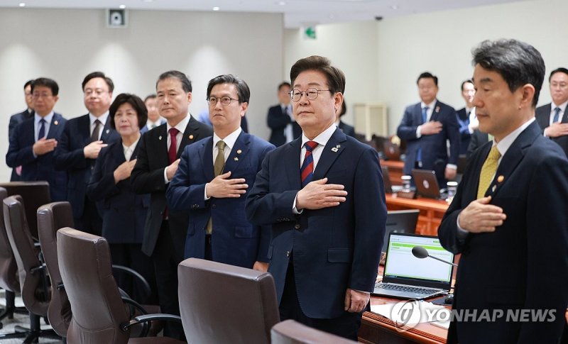 이재명 대통령, 첫 국무회의 주재 (출처=연합뉴스)