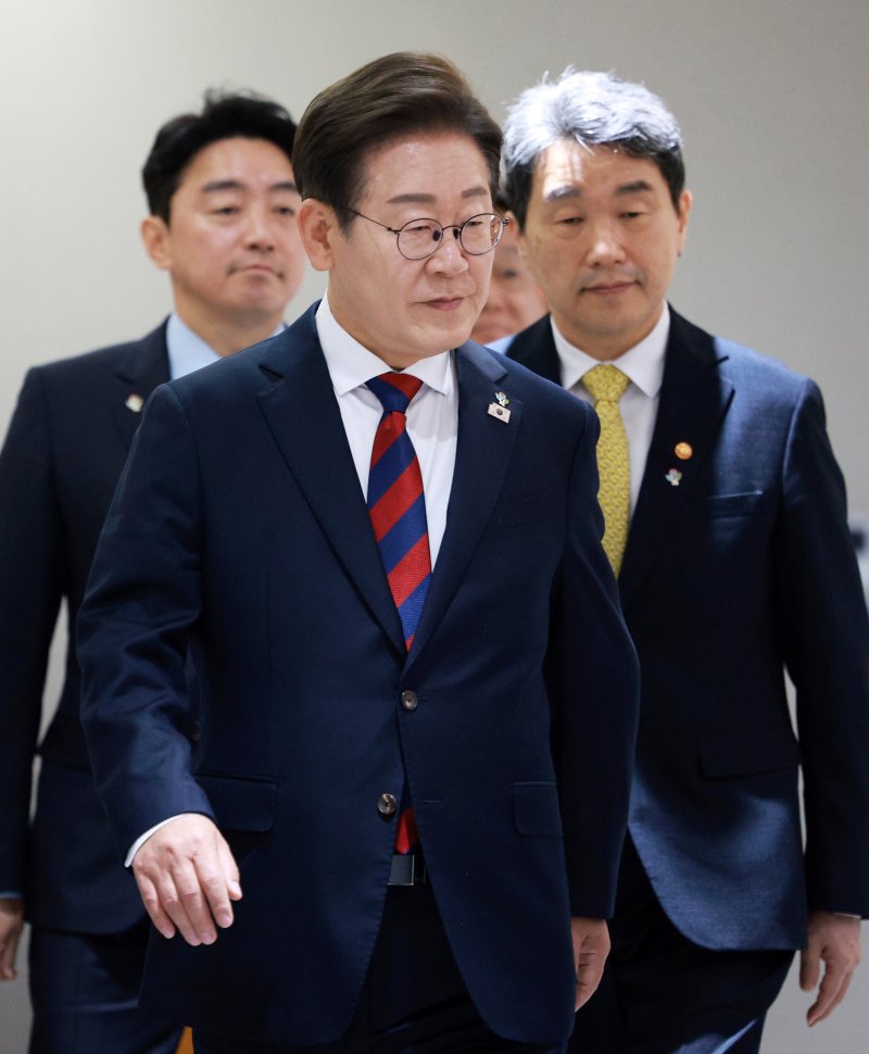 [서울=뉴시스] 고범준 기자 = 이재명 대통령이 5일 서울 용산구 대통령실 청사에서 열린 국무회의에 입장하고 있다. 2025.06.05. bjko@newsis.com