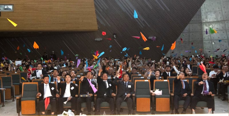 [대전=뉴시스] '배재학당 창립 제140주년 기념예배'에서 '배재 200년을 향한 종이비행기' 날리기 모습. (사진=배재대 제공) 2025.06.05. photo@newsis.com *재판매 및 DB 금지