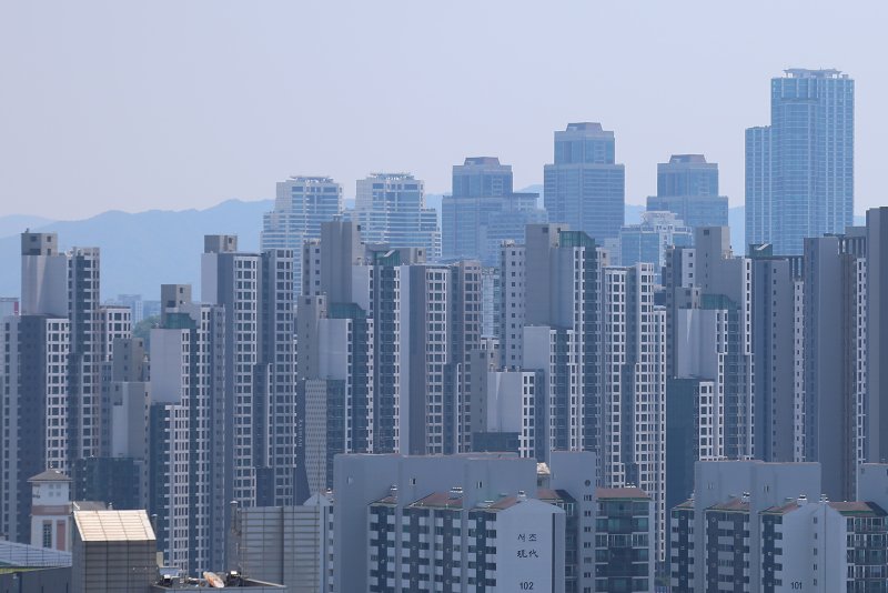 한땐 '만능' 소리 들었는데...지난달에만 2만명 넘게 접었다