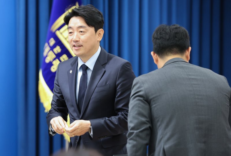 강훈식 대통령 비서실장이 5일 서울 용산구 대통령실 청사 브리핑룸에서 출입기자들과 만나 인사하고 있다. 2025.6.5/뉴스1 ⓒ News1 허경 기자