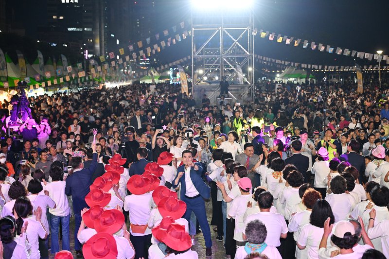 [울산=뉴시스] 구미현 기자 = 대한민국에서 가장 먼저 열리는 여름축제 '2024태화강마두희축제'가 14일 개막식을 시작으로 16일까지 3일간 울산 중구 성남동과 태화강변 일원에서 많은 시민들이 참석한 가운데 개최했다. 많은 인파가 모인 태화강체육공원. 2024.06.16. (울산시 중구 제공) *재판매 및 DB 금지