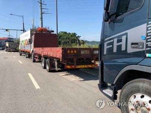 불법 주차한 화물차 (출처=연합뉴스)
