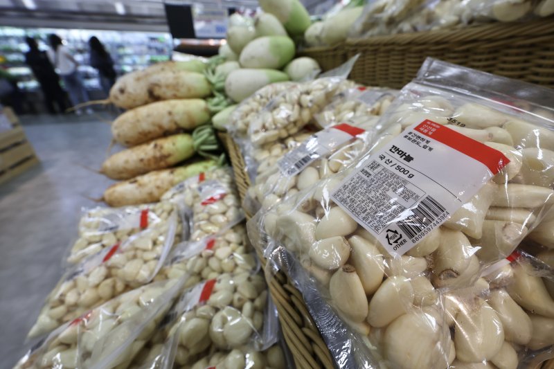 [서울=뉴시스] 김명년 기자 = 사진은 지난달 22일 오전 서울시내 한 대형마트에 깐마늘 등 농산물이 진열돼 있는 모습. 2025.05.22. kmn@newsis.com