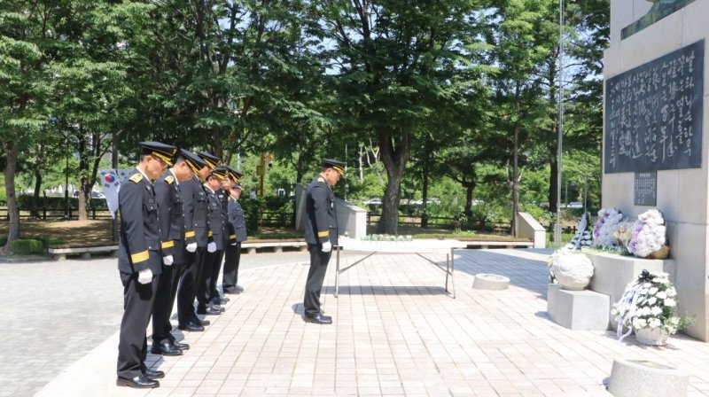 [과천=뉴시스] 최준 서장 등 과천바카라 사이트서 간부들이 6일 관내 중앙공원의 현충탑을 찾아 참배하고 있다. (사진=과천바카라 사이트서 제공).