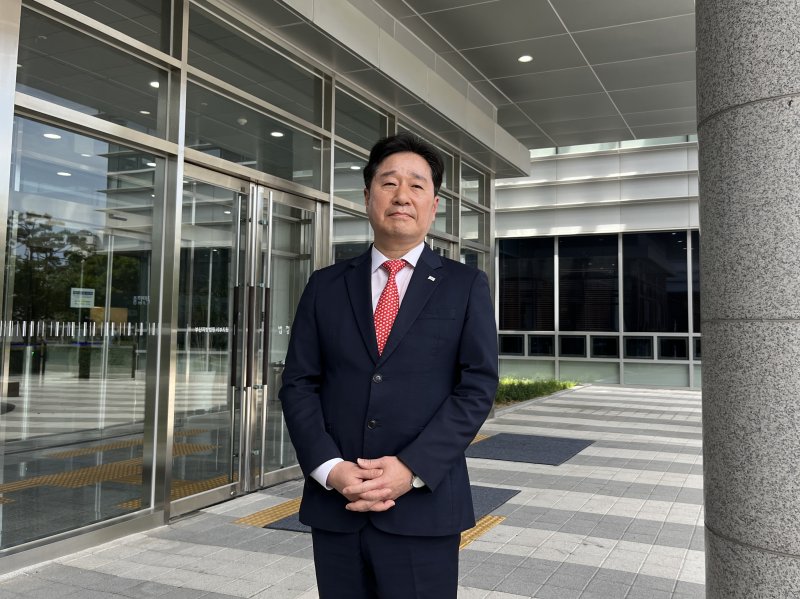 [부산=뉴시스] 이아름 기자 = 김형찬 부산 강서구청장이 5일 오후 부산 강서구 부산지법 서부지원 앞에서 재판 관련 입장을 밝히고 있다. 2025.06.05. aha@newsis.com