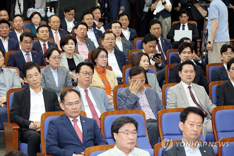 무거운 분위기의 국민의힘 의총 (출처=연합뉴스)