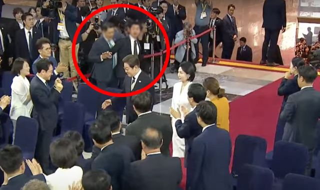 경호처-경찰, 李대통령 앞에서 서로 노려보며 몸싸움, 무슨 일