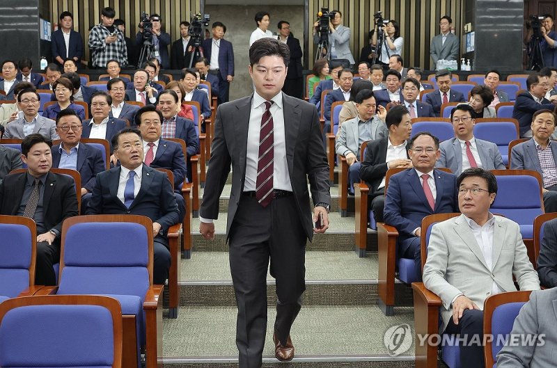 의원총회 참석하는 김용태 비상대책위원장 (출처=연합뉴스)