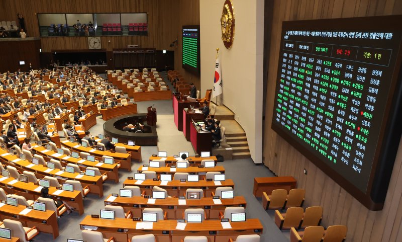[서울=뉴시스] 조성우 기자 = 5일 오후 서울 여의도 국회에서 열린 제426회 국회(임시회) 제1차 본회의에서 윤석열전대통령등에의한내란·외환행위의진상규명을위한특별검사임명등에관한법률안이 통과되고 있다. 2025.06.05. xconfind@newsis.com