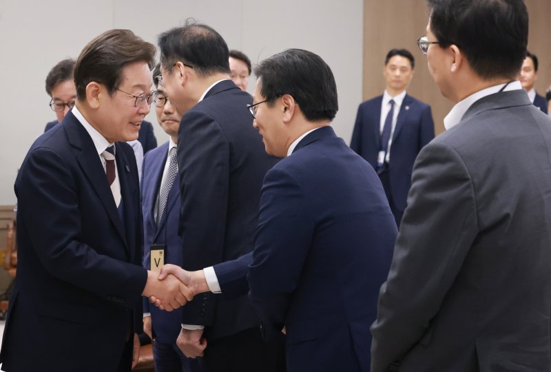 [서울=뉴시스] 최진석 기자 = 이재명 대통령이 4일 서울 용산 대통령실 청사에서 열린 '비상경제점검 태스크포스(TF) 회의'에서 김범석 부총리 겸 기획재정부 장관 직무대행과 인사하고 있다. (대통령실통신사진기자단) 2025.06.04. myjs@newsis.com