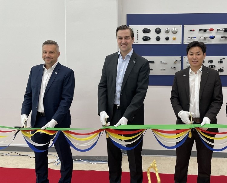 왼쪽부터 차례로 Marcus Schneck (Managing Partner, 온라인바카라), Nicolas 온라인바카라 (CEO, 온라인바카라), 권철원(General Manager, 온라인바카라 Korea) / 사진=한국킵(온라인바카라 KOREA) 제공