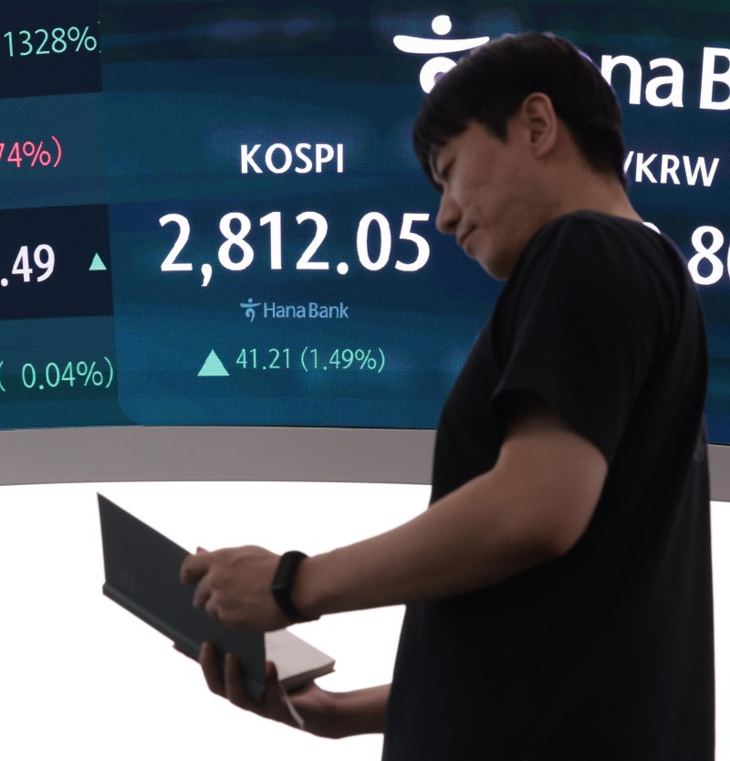 올해 첫 1조원 순매수한 외국인...반도체·원전·방산 쓸어담았다