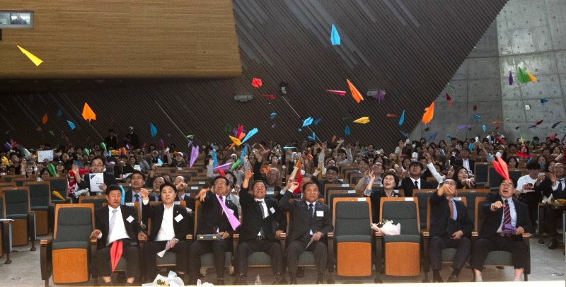조보현 학교법인 배재학당 이사장, 김욱 배재대 총장 등이 5일 배재대 아펜젤러기념관에서 열린 ‘배재학당 창립 제140주년 기념예배’ 중 ‘배재 200년을 향한 종이비행기’ 날리기를 하고 있다. (배재대 제공.재판매 및 DB금지)/뉴스1