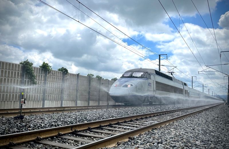 고속철도 자갈궤도 구간에서 폭염에 대응해 설치한 자동살수장치가 작동하는 모습.