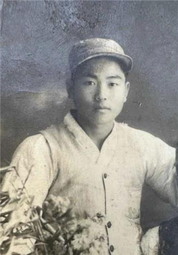 국방부유해발굴감식단이 지난해 11월 강원도 철원군 원남면 주파리 일대에서 발굴한 유해의 신원을 국군 제11사단 소속 고 조영호 일병으로 확인했다고 5일 밝혔다. 어린 두 딸을 두고 조국을 지키기 위해 6·25전쟁에 참전했다가 정전협정 체결 직전 전사한 호국영웅이 72년 만에 가족의 품으로 돌아왔다. 사진은 고 조영호 일병 생전 모습. 국방부 제공