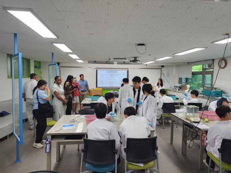 [안동=뉴시스] 미국 조지아주 글로벌 교육연구 프로그램 관계자들이 5일 경산 과학고를 방문해 수업 현장을 살피고 있다. (사진=경북교육청 제공) 2025.06.05. photo@newsis.com *재판매 및 DB 금지