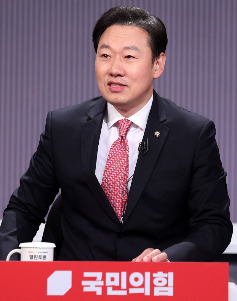 [서울=뉴시스] 추상철 기자 = 2일 오전 서울 영등포구 여의도 KBS 스튜디오에서 열린 중앙선거방송토론위원회의 '제21대 대통령선거 정책토론회'에서 박수민 국민의힘 의원이 토론 준비를 하고 있다. 2025.05.02. scchoo@newsis.com