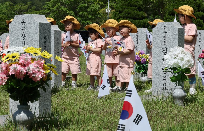 현충일을 하루 앞둔 5일 대전 유성구 국립대전현충원에서 어린이집 원생들이 참배하고 있다. 2025.6.5/뉴스1 ⓒ News1 김기태 기자
