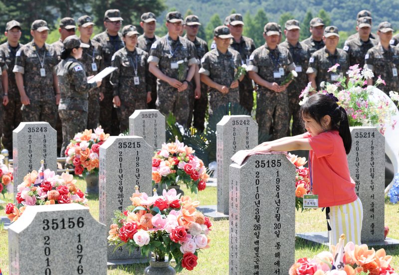 현충일을 하루 앞둔 5일 대전 유성구 국립대전현충원에서 어린이집 원생들이 추모를 마치고 묘비를 닦고 있다. 2025.6.5/뉴스1 ⓒ News1 김기태 기자
