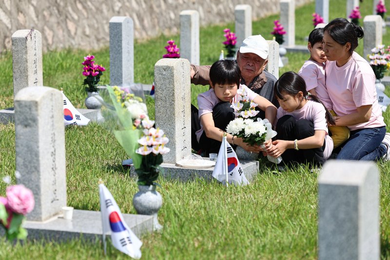 현충일을 하루 앞둔 5일 서울 동작구 국립서울현충원에서 참배객들이 묘역에 참배하고 있다. 2025.6.5/뉴스1 ⓒ News1 김도우 기자