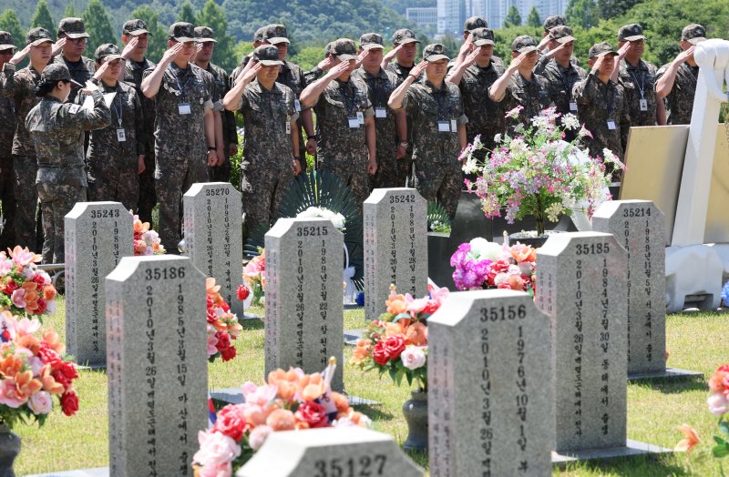 현충일을 하루 앞둔 5일 대전 유성구 국립대전현충원 천안함 46용사 묘역에서 군 장병들이 추모하고 있다. 2025.6.5/뉴스1 ⓒ News1 김기태 기자