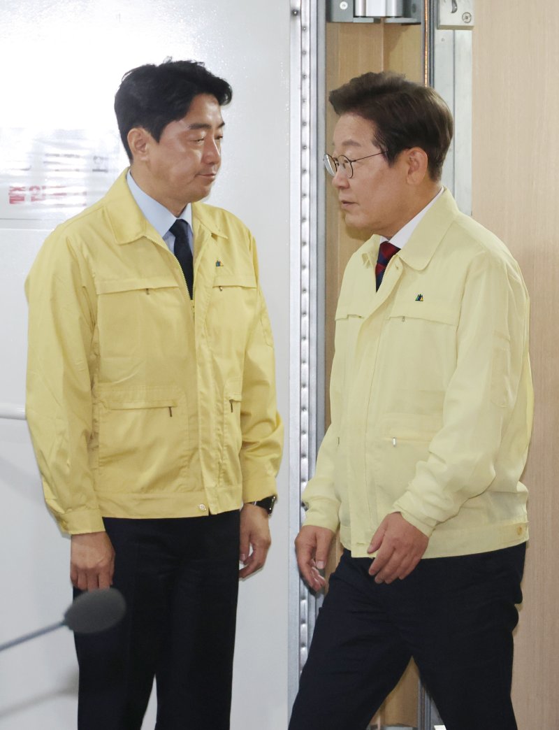 [서울=뉴시스] 고범준 기자 = 이재명 대통령이 5일 서울 용산구 대통령실 청사에서 열린 안전치안점검회의에 입장하고 있다. (대통령실통신사진기자단) 2025.06.05. bjko@newsis.com