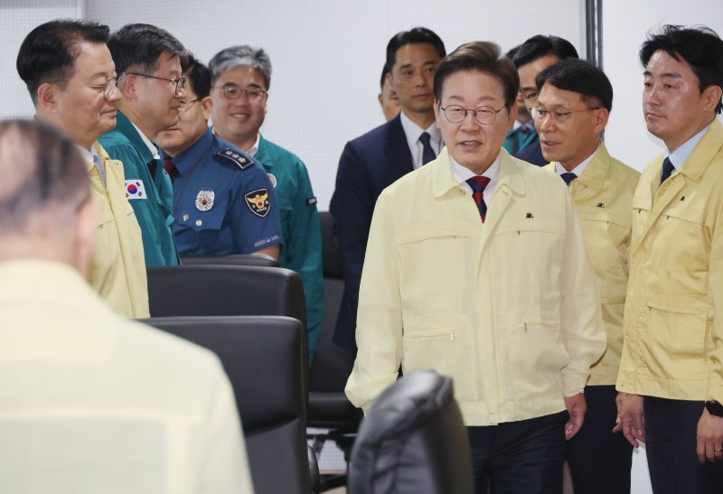[서울=뉴시스] 고범준 기자 = 이재명 대통령이 5일 서울 용산구 대통령실 청사에서 열린 안전치안점검회의에 입장하고 있다. (대통령실통신사진기자단) 2025.06.05. bjko@newsis.com