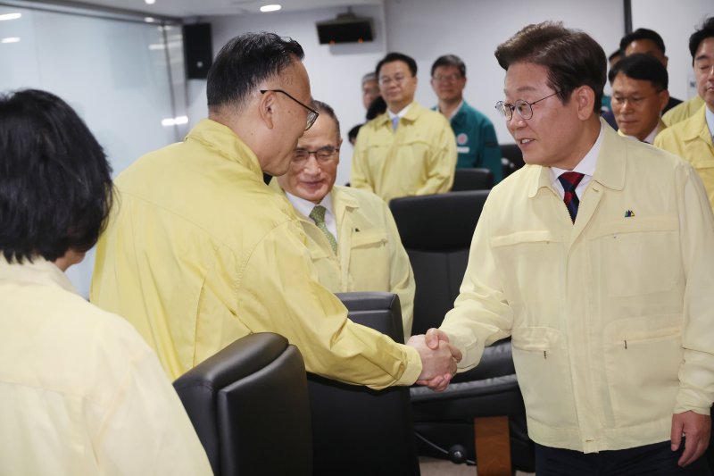 [서울=뉴시스] 고범준 기자 = 이재명 대통령이 5일 서울 용산구 대통령실 청사에서 열린 안전치안점검회의에서 참석자들과 인사를 하고 있다. (대통령실통신사진기자단) 2025.06.05. bjko@newsis.com