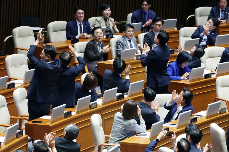[서울=뉴시스] 조성우 기자 = 박찬대 더불어민주당 당대표 직무대행 겸 원내대표 등 의원들이 5일 오후 서울 여의도 국회에서 열린 제426회 국회(임시회) 제1차 본회의에서 순직해병수사방해및사건은폐등의진상규명을위한특별검사의임명등에관한법률안이 통과된 후 방청석에 있던 해병대 예비역연대 회원들에게 박수를 보내고 있다. 2025.06.05. xconfind@newsis.com
