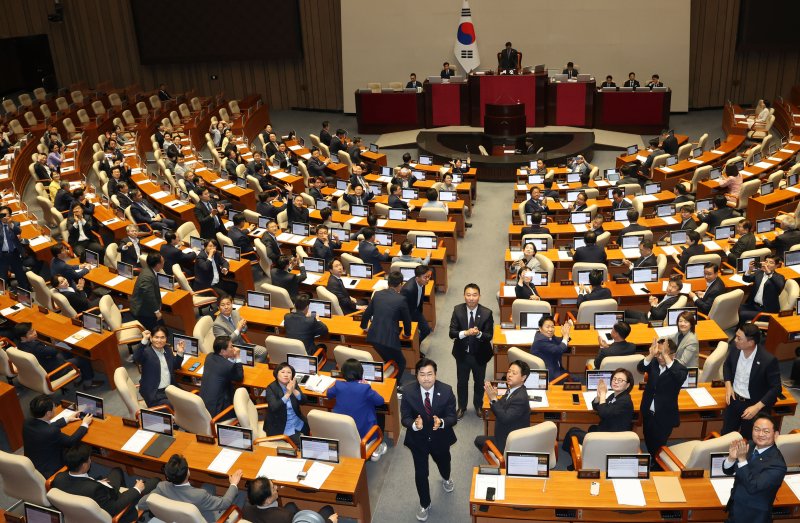 [서울=뉴시스] 권창회 기자 = 5일 서울 여의도 국회에서 열린 제426회 국회(임시회) 제1차 본회의에서 채해병 특검법이 통과되자 민주당 의원들이 해병대예비역연대를 향해 박수치고 있다. 2025.06.05. kch0523@newsis.com