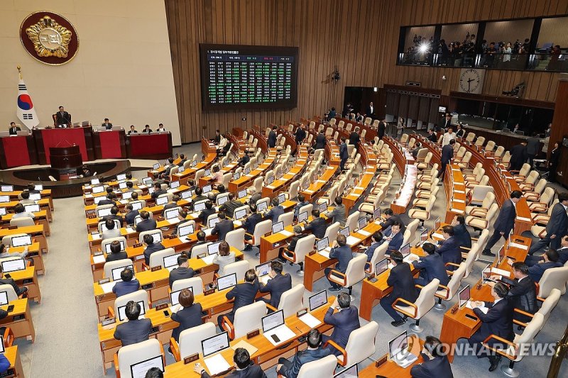 퇴장하는 국민의힘 (출처=연합뉴스)